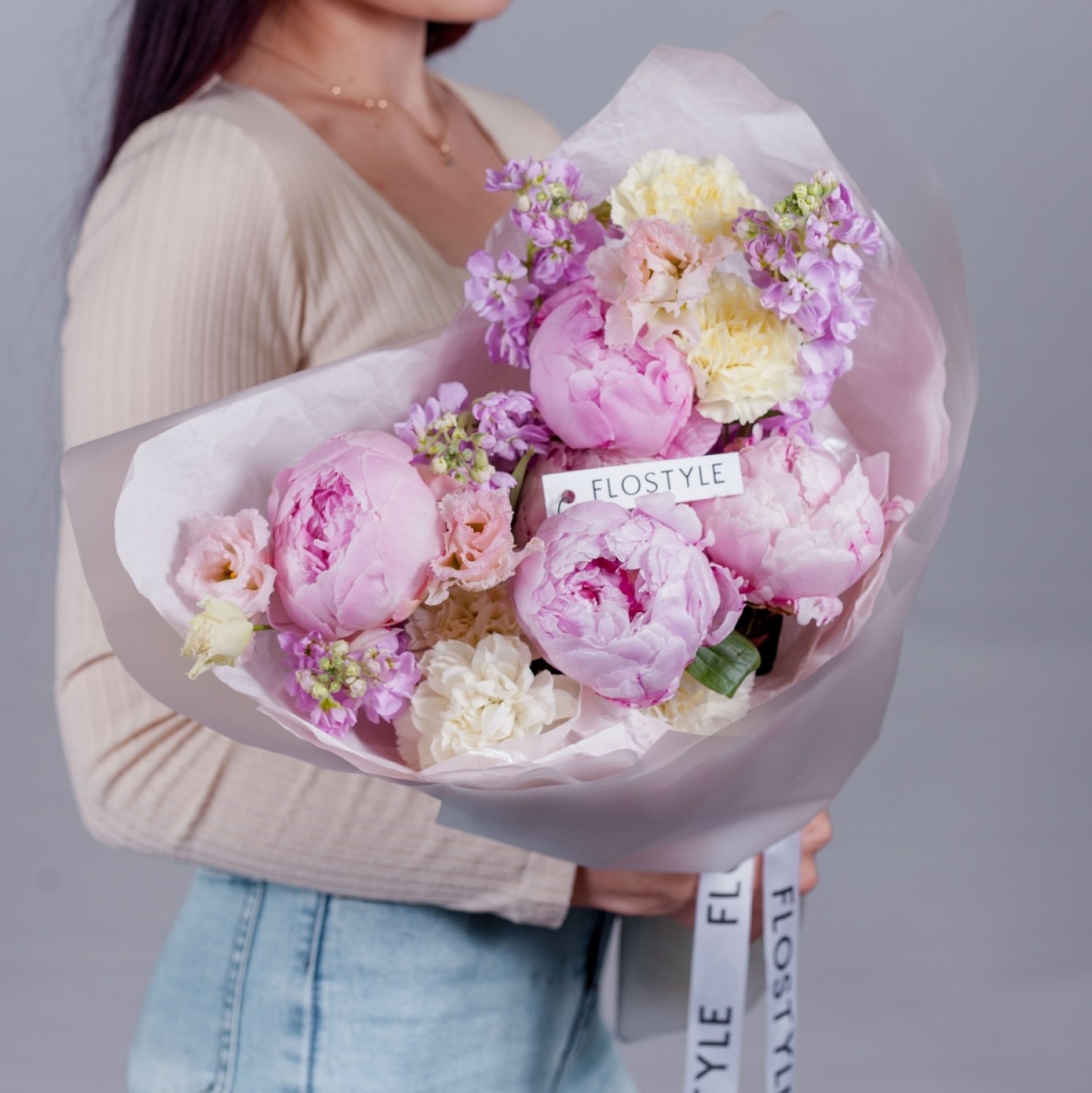 sbornyj aromatnyj buket s pionami 5